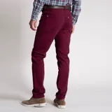 Jeans verde militar de corte moderno, confeccionado con denim con tecnología Natural Flex.