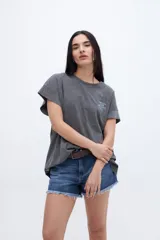 Musculosa celeste con estampado pequeño en el pecho, corte oversize y mangas con dobladillo.