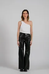 Pantalón de cuero negro, tiro alto, con corte recto y ancho. Presenta un detalle de bordado artesanal en los laterales exteriores de las piernas.