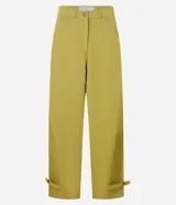 Pantalón balloon de sarga color verde oliva, con cintura alta, trabillas, cierre con botón y cremallera, bolsillos delanteros y detalle de martingale en la parte baja.