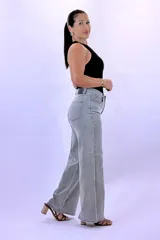 Pantalón de jean de mujer, color gris claro lavado, de tiro alto y corte ancho (wide leg) con caída recta.