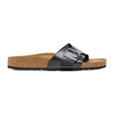 Sandalia Birkenstock modelo Catalina, color negro, con hebilla plateada y plantilla anatómica de corcho.