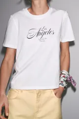Camiseta blanca de cuello redondo y manga corta con estampado de texto en azul.
