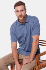 Remera polo piqué lisa color salmón, con cuello en rib y botones personalizados.