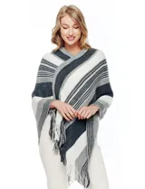 Poncho de tejido de punto color beige y salmón con diseño de rayas diagonales y cuello en V. Presenta terminación con flecos en el ruedo.