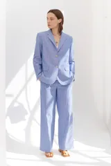 Blazer celeste con rayas verticales finas en color naranja, de lino y algodón.