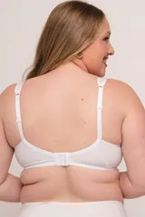 Soutien reductor sin aro, color blanco con detalles de puntilla celeste. Escote alto, breteles anchos y regulables, confeccionado en lycra y puntilla elastizada en copa. Broches reforzados en espalda.