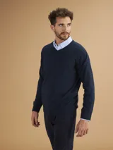 Sweater de punto color marino, con escote en V y corte clásico.