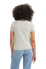 Remera Levi's de manga corta, color crema con rayas horizontales finas en verde oscuro. Cuello redondo con ribete en verde oscuro y logo de la marca bordado en el pecho.