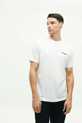 Remera blanca de manga corta con estampado de fotos en la espalda y texto en color ocre.