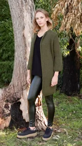 Chaqueta de punto verde militar, de corte holgado y largo midi. Tejido con diseño de panal.