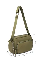 Bandolera color crudo con correa ajustable, bolsillo frontal con cierre y bolsillos laterales con cierre.