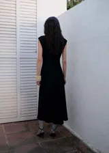 Vestido midi evasé negro, sin mangas y cuello Perkins.