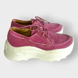 Zapatos náuticos color rosa con cordones y suela chunky blanca.