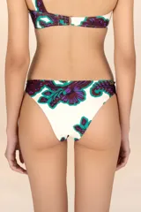 Calzón de bikini con estampado floral en tonos púrpura, verde y marrón, con laterales anudados.