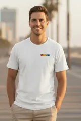 Remera blanca de manga corta con cuello redondo y un pequeño diseño gráfico bordado en el pecho con franjas horizontales de colores (rojo, naranja, amarillo, verde y azul).