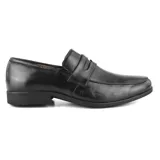 Zapato mocasín de cuero color marrón oscuro, con detalle de tira sobre el empeine y suela negra.