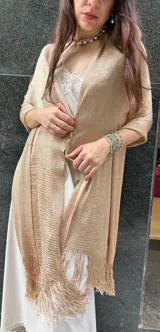 Chal color celeste de tejido de lurex con brillo.