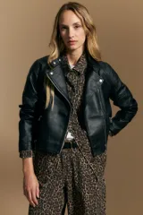 Campera negra de cuero sintético estilo biker, con cierre asimétrico, broches metálicos en el cuello y bolsillos con cierre.