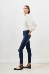 Pantalón jean slim azul oscuro.