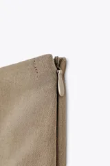 Falda pantalón color beige de tiro medio con diseño asimétrico.