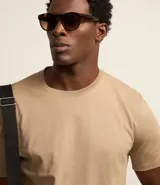 Remera de hombre color verde grisáceo, de manga corta y cuello redondo, confeccionada en algodón peruano.