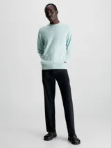 Sweater celeste de punto fino, con cuello redondo y logo de la marca en etiqueta cosida en el lateral.
