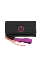 Billetera negra acolchada con cierre de solapa y broche imantado. Incluye correa de mano fucsia y cordón decorativo naranja y fucsia.
