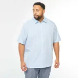 Camisa celeste de manga corta con cuello clásico y cierre con botones.