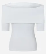 Blusa blanca con escote hombro a hombro y mangas 3/4.