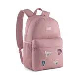 Mochila Puma Phase Patch color rosa pálido, con compartimento principal con cierre y bolsillo frontal con cierre. Presenta varios parches decorativos: un escudo triangular con el texto "PUMA 1948", una letra "P" grande, un felino rugiendo y un balón de fútbol con llamas. Incluye bolsillos laterales de malla.