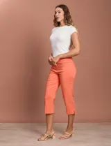 Pantalón capri amarillo de gabardina elastizada marca Ruby Rd, con pretina ancha elastizada, bolsillos delanteros simulados y bolsillos traseros aplicados.
