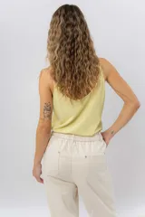 Pantalón relaxed fit color beige, confeccionado en algodón. Presenta cintura elastizada, bolsillos delanteros grandes y calce cómodo.