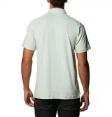 Polo de hombre Columbia Tech Trail, color blanco, de manga corta, con logo bordado en el pecho. Confeccionada en tejido hidroabsorbente Omni-Wick™ con elastano.