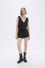 Short gris de vestir con bolsillos laterales y traseros.