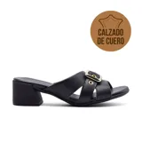 Sandalia de cuero negro con taco cuadrado y tira ancha sobre el empeine con hebilla dorada.