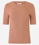 Blusa color ladrillo de punto con textura acanalada, cuello redondo y mangas cortas.
