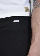 Pantalón negro de corte recto.