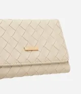 Billetera mediana color beige con textura trenzada, cierre con botón a presión y múltiples compartimentos para tarjetas.