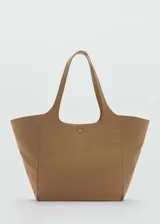Bolso tipo tote color marrón claro, con doble asa de hombro y cierre metálico a presión.