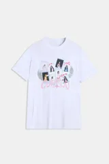 Buzo blanco de manga corta, corte unisex, con un estampado frontal que simula un collage de fotos instantáneas con figuras femeninas y la palabra "CUPID" en tipografía rosa brillante.