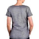 Remera deportiva gris jaspeado de corte clásico, cuello redondo y mangas cortas.