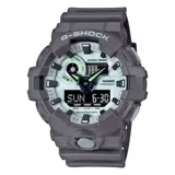 Reloj Casio G-Shock modelo GA700HD-8ADR, con caja y correa de resina gris oscuro, esfera con detalles luminiscentes y pantalla digital. Resistente a golpes y al agua (200 metros).