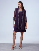 Conjunto de vestido violeta de seda fría con apliques bordados y chaqueta a juego con mangas de microtul.