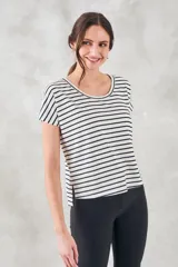 Remera de algodón rayada en blanco y negro, con corte al cuerpo y manga corta.