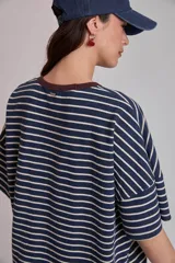 Remera a rayas horizontales color borgoña y blanco, con cuello redondo verde y logo bordado en el pecho.