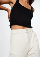 Top color salmón de tejido de punto fino con diseño entallado y crop. Tiene cuello escotado, tirantes anchos y terminaciones festoneadas.