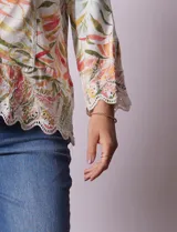 Chaqueta de lino marca Ruby Rd, con cuello con solapa, abertura central con botones, ruedo y puños bordados.