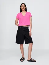 Remera crop blanca de lino con escote en V y mangas cortas.