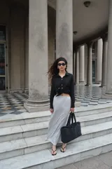 Pollera larga de viscosa con estampado de lunares blancos sobre fondo negro.